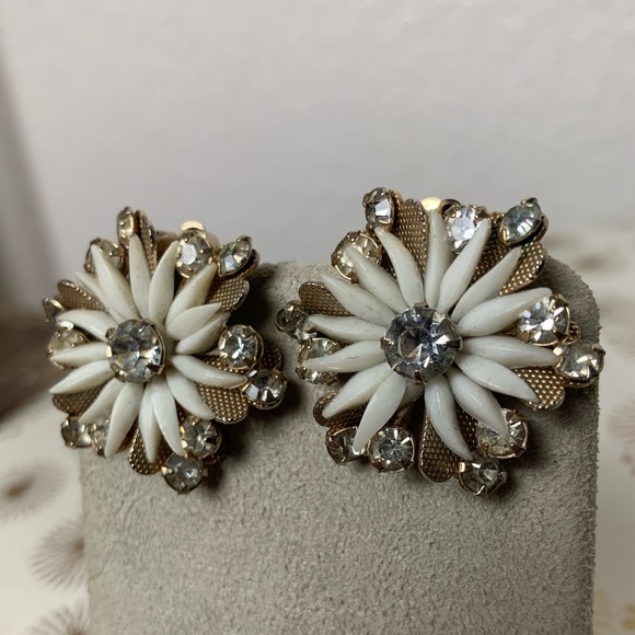Vintage white flower crystal earrings - Picture 3 of 6